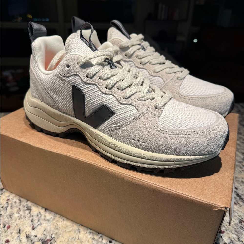 Veja Men's Sneakers - White and Black Size 9 Brand New